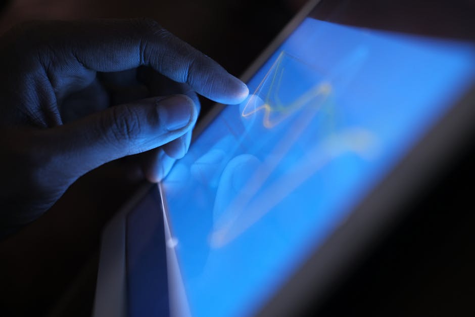 Persona che utilizza un tablet per la domotica